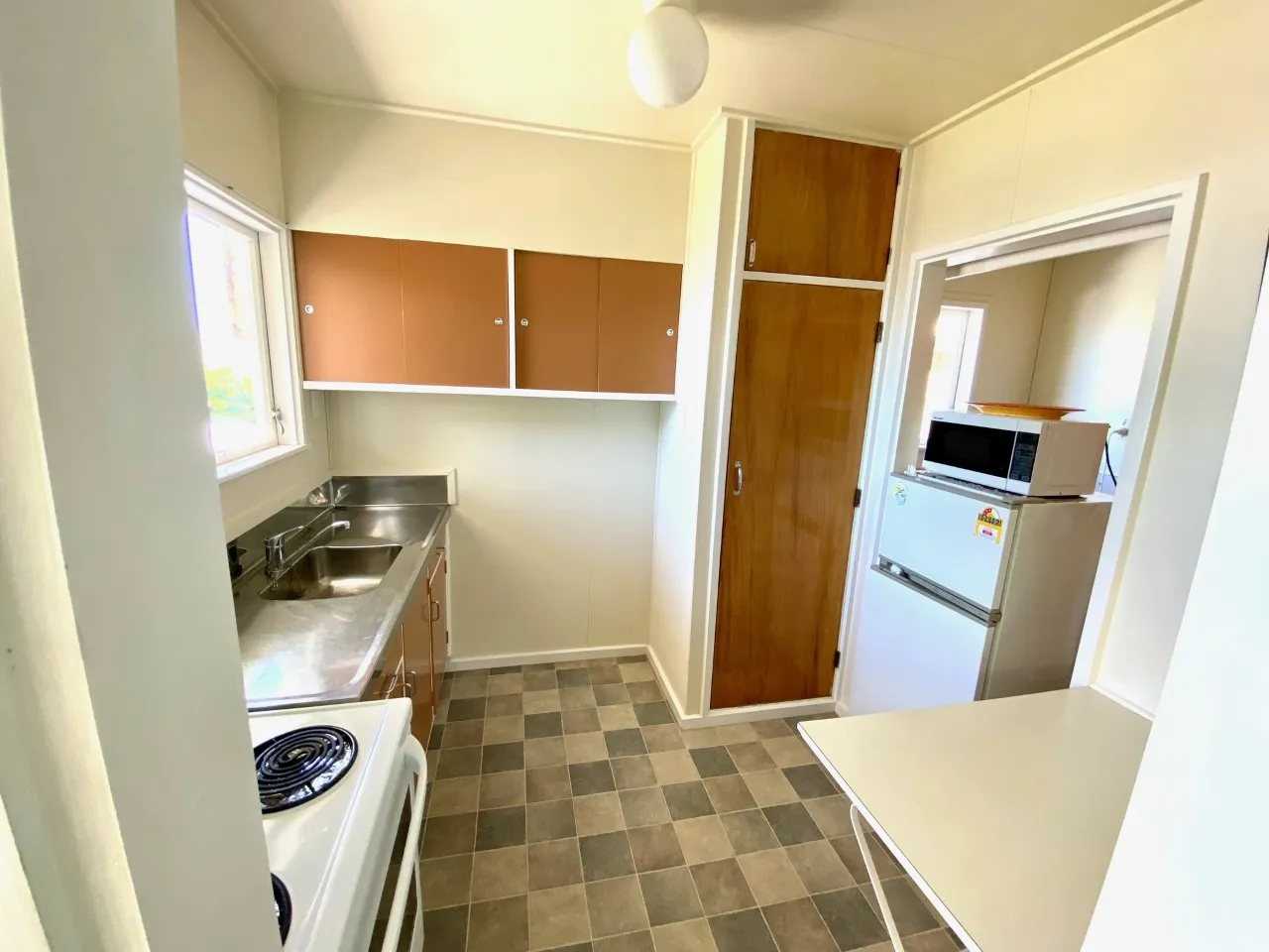 Cooker, cupboards and worktop in Bach B’s kitchen