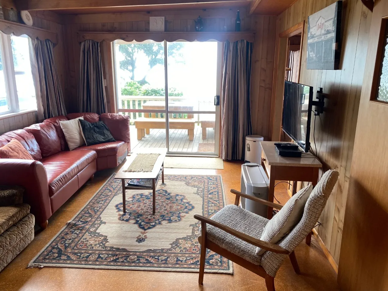 Bach A lounge opening onto the covered deck
