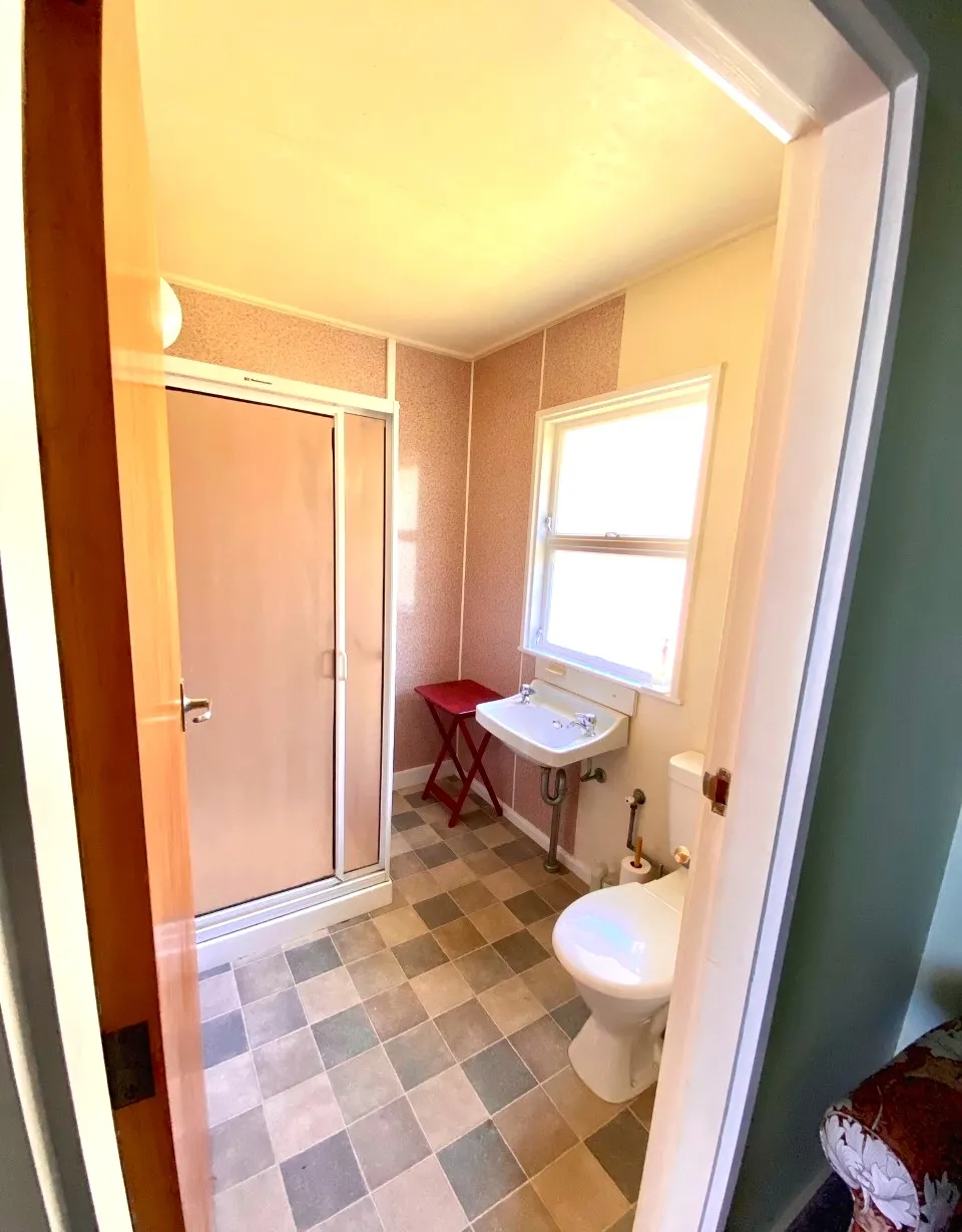 Shower, basin and toilet in Bach B’s bathroom